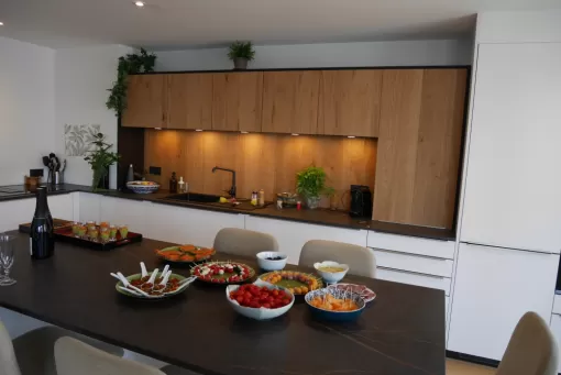 Photo de la nouvelle cuisine avec un îlot central dans un appartement rénové à Sathony-Camp